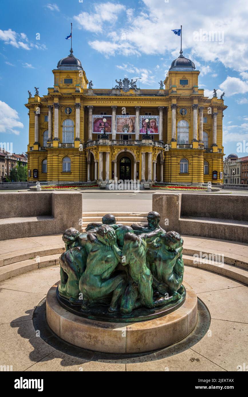 Die Brunnen des Lebens Skulptur des kroatischen Bildhauers Ivan Meštrović und Kroatisches Nationaltheater, Ende 19. Jahrhundert Gebäude im Barock-Revival-Archit Stockfoto