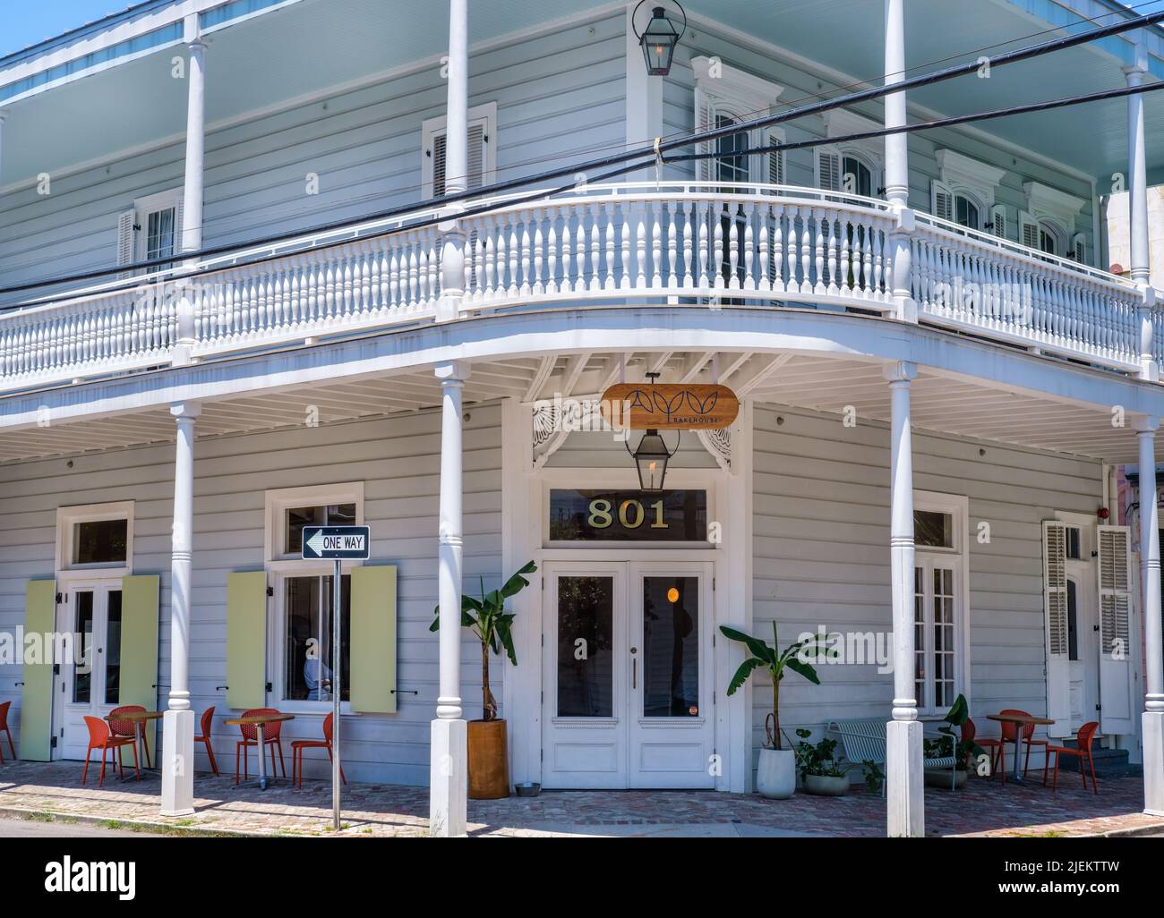 NEW ORLEANS, LA, USA - 18. JUNI 2022: Ayu Bakehouse, eine neue Bäckerei in einem historischen Gebäude, an der Frenchmen Street im Viertel Marigny Stockfoto