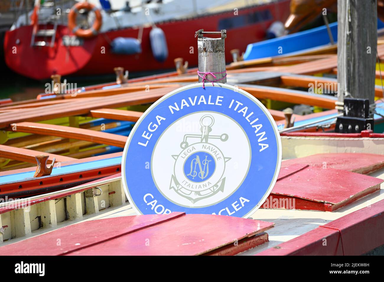 Caorle, Italien. Fischereihafen in Caorle. Logo der italienischen Marineliga Stockfoto