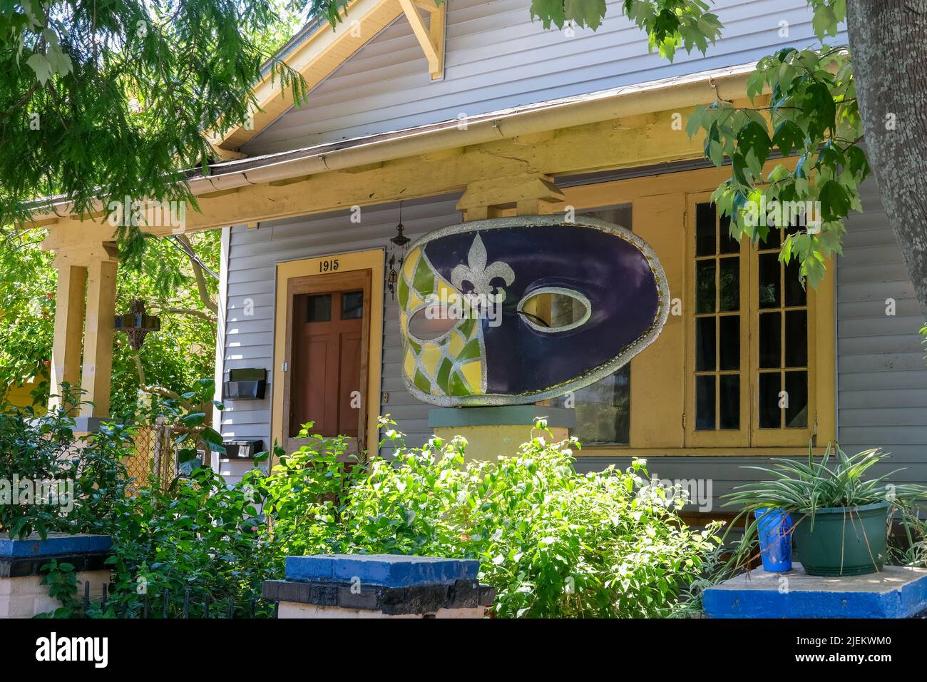 NEW ORLEANS, LA, USA - 18. JUNI 2022: Die große Maske Mardi Gras ziert die Vorderseite eines Hauses im Handwerkerstil im Viertel Marigny Stockfoto