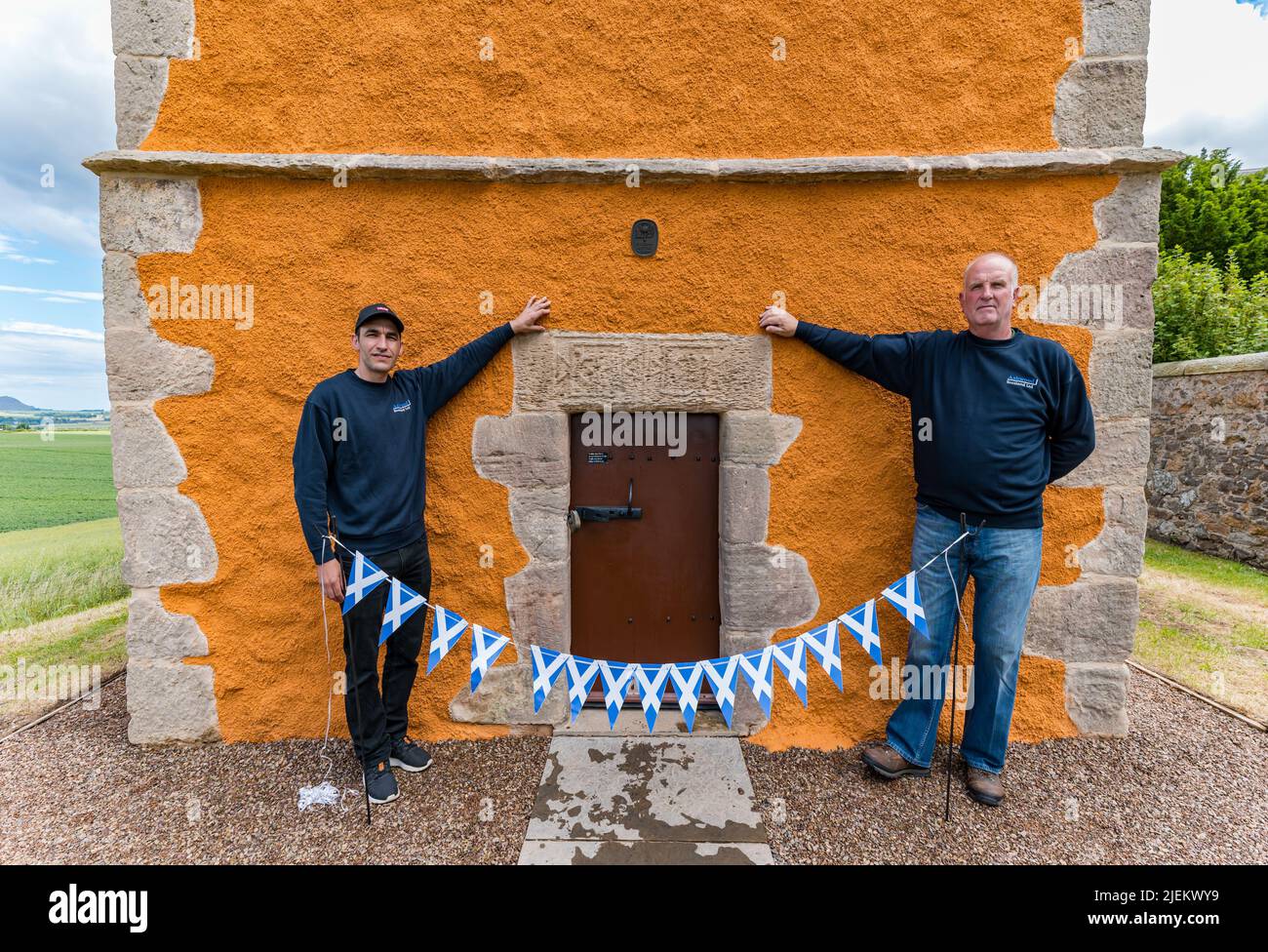 Athelstaneford, East Lothian, Schottland, Großbritannien, 27.. Juni 2022. Wiedereröffnung des National Flag Heritage Centre: Das Hepburn Doocot wurde in den letzten 3 Monaten renoviert und mit £98.000 Mitteln von Historic Environment Scotland, East Lothian Council & Other Trusts finanziert. Im Bild: Miguel Fraitas & Ian Stanners von Eschenholz, der Firma, die die Restaurierung durchgeführt hat Stockfoto