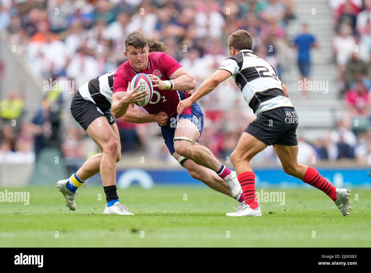 England-Flanker Tom Curry bricht am 19./06/2022 an den Barbaren Louis Carbonel während des England-V-Barbarians-Spiels im Twickenham Stadium, Middlesex, England vorbei von (Steve Flynn/IOS) Stockfoto