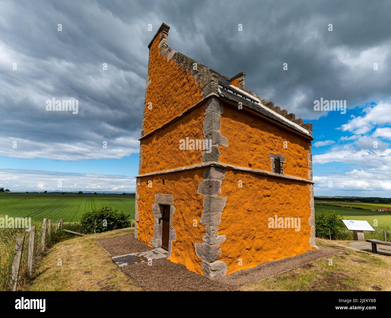 Athelstaneford, East Lothian, Schottland, Großbritannien, 27.. Juni 2022. Wiedereröffnung des National Flag Heritage Centre: Das Hepburn Doocot wurde in den letzten 3 Monaten renoviert und mit £98.000 Mitteln von Historic Environment Scotland, East Lothian Council & Other Trusts finanziert Stockfoto