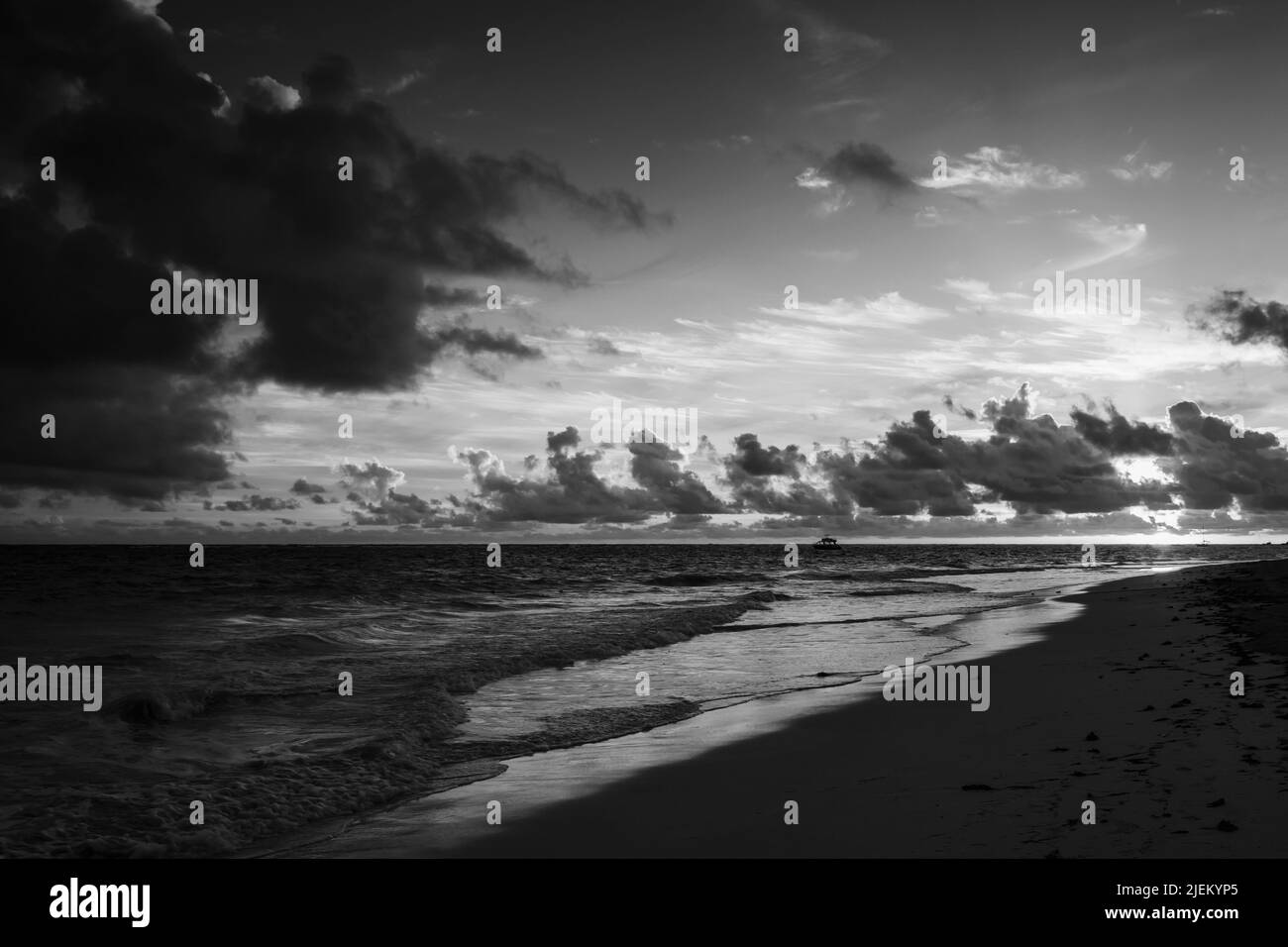 Dunkle Wolken über der Atlantikküste. Dominikanische republik, Punta Cana Strand, schwarz-weiß Landschaftsfoto Stockfoto