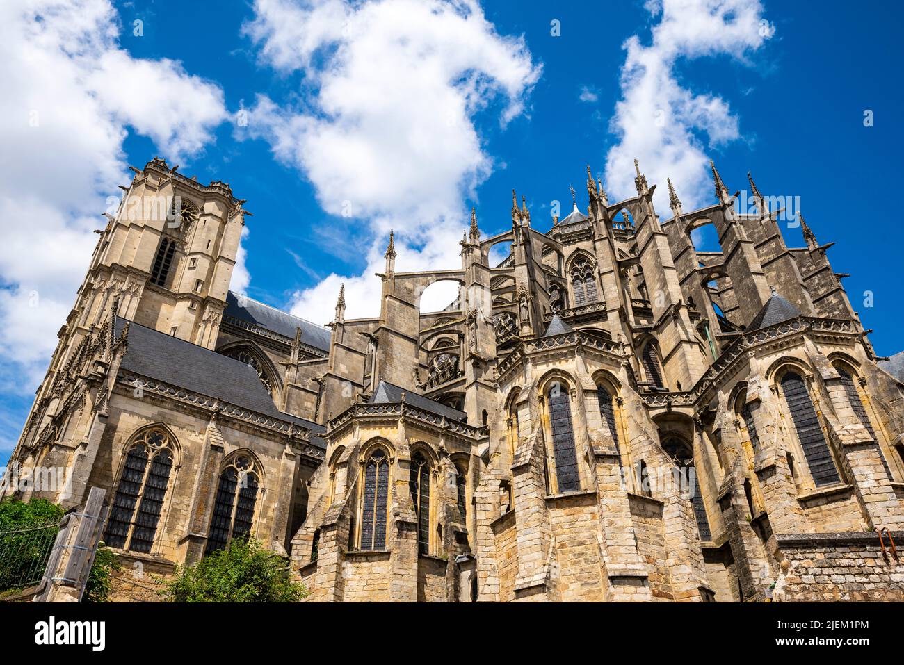Kathedrale Von Le Mans. Le Mans Stadt im Nordwesten Frankreichs. Die Kathedrale ist dem Heiligen Julian von Le Mans, dem ersten Bischof der Stadt, gewidmet, der sie gegründet hat Stockfoto