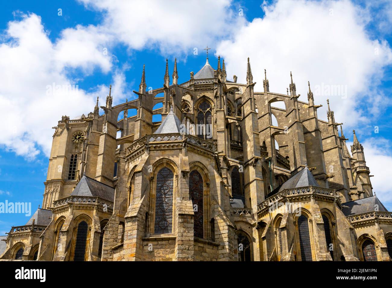 Kathedrale Von Le Mans. Le Mans Stadt im Nordwesten Frankreichs. Die Kathedrale ist dem Heiligen Julian von Le Mans, dem ersten Bischof der Stadt, gewidmet, der sie gegründet hat Stockfoto