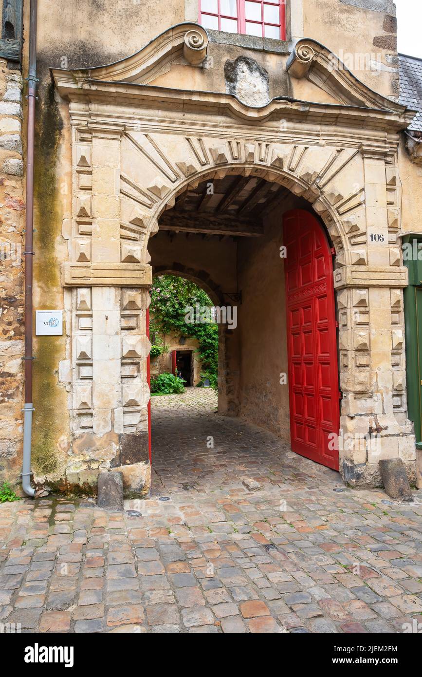 Tor zum historischen Gebäude an der Grande Rue 105, La Mans. Pays de la Loire, Frankreich. Stockfoto