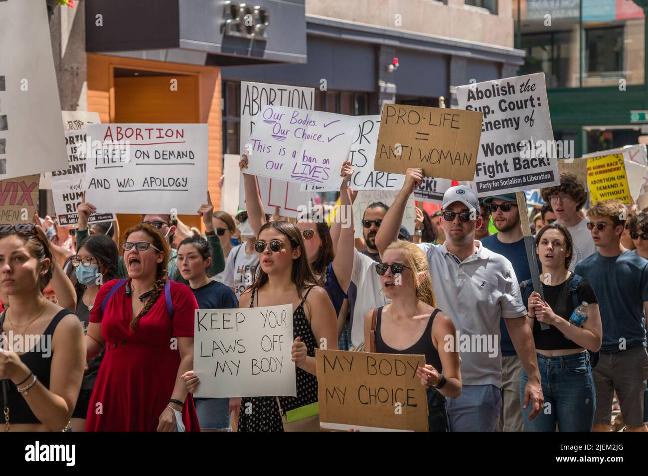 Proteste mit Abtreibungsbefürwortern bei der Demonstration als Reaktion auf das Urteil des Obersten Gerichtshofs, mit dem Roe v. Wade umgestricht wurde. Stockfoto