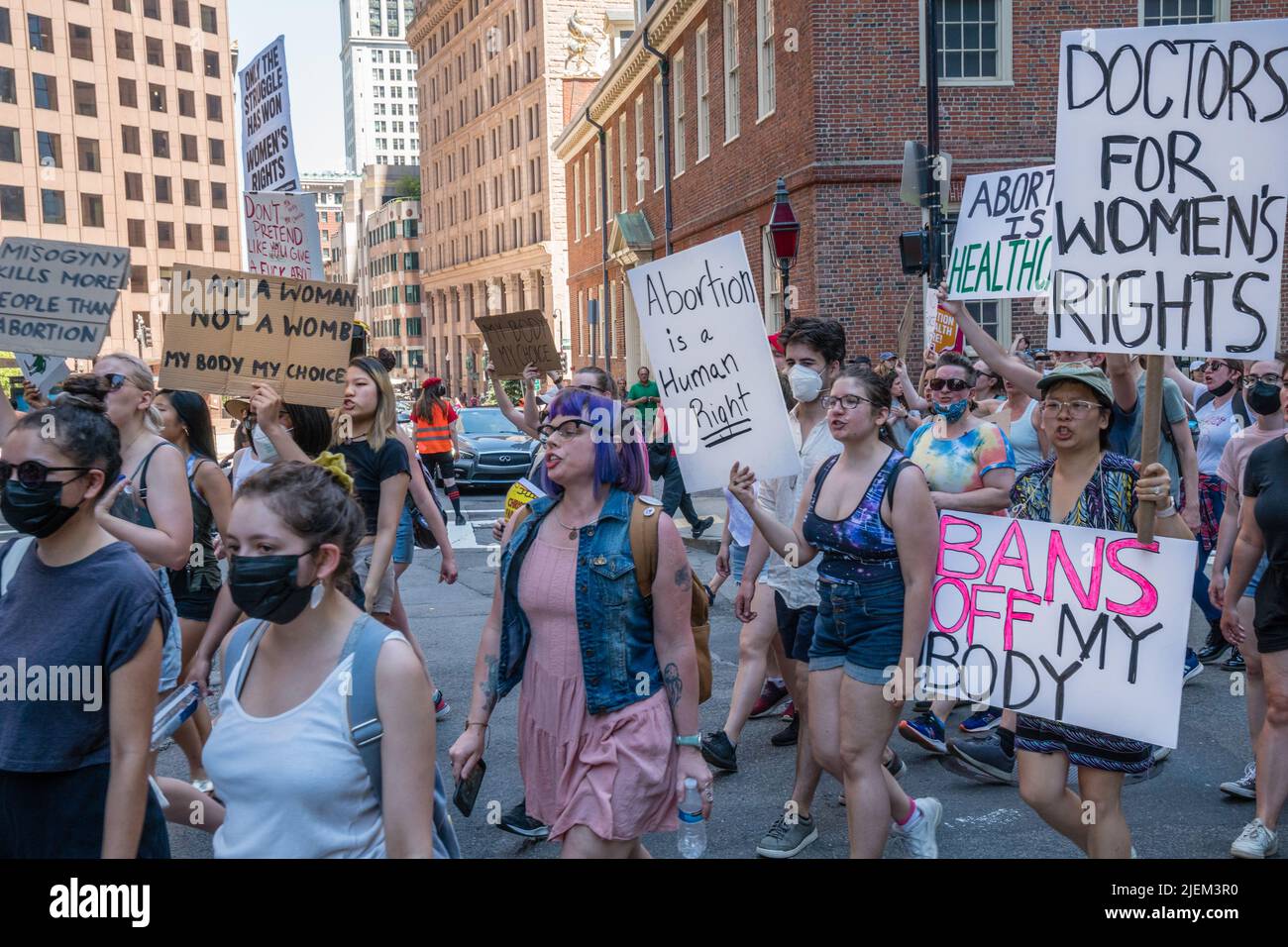 Proteste mit Abtreibungsbefürwortern bei der Demonstration als Reaktion auf das Urteil des Obersten Gerichtshofs, mit dem Roe v. Wade umgestricht wurde. Stockfoto