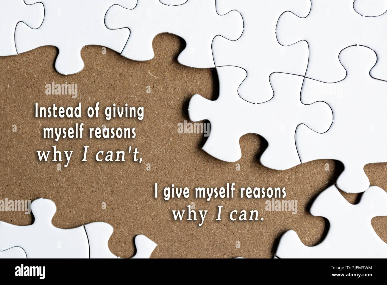 Motivationszitat auf weißem Puzzle mit einigen fehlenden Teilen auf braunem Hintergrund - anstatt mir selbst Gründe zu geben, warum ich nicht kann, gebe ich mir r Stockfoto