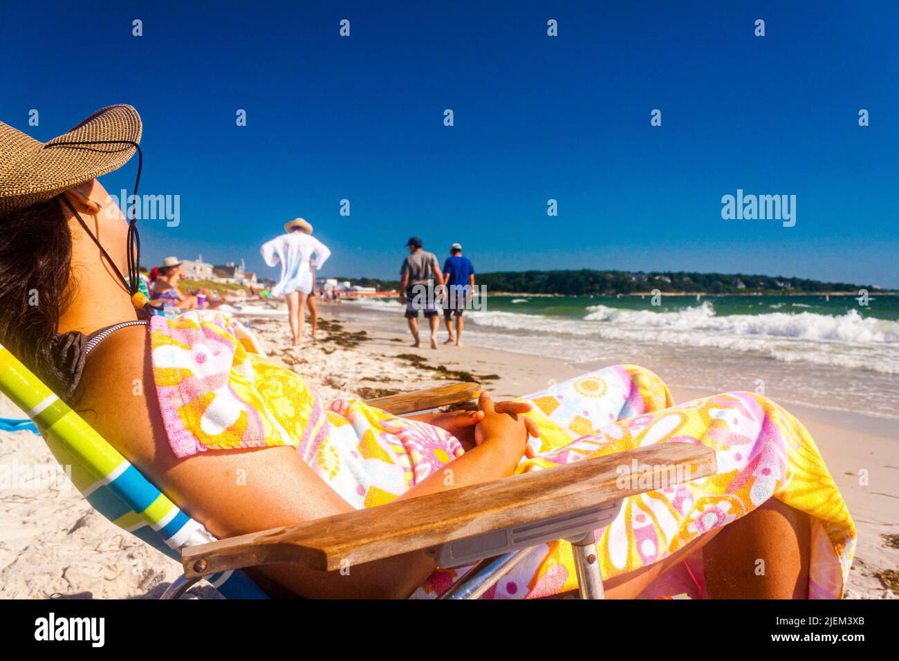 Eine Frau, die ein Nickerchen am Strand macht Stockfoto