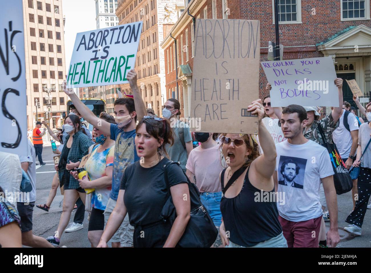 Proteste, die Abtreibungsbefürworter bei der Demonstration als Reaktion auf das Urteil des Obersten Gerichtshofs zur Umgehung von Roe v. Wade im Massachusetts State House hielten Stockfoto