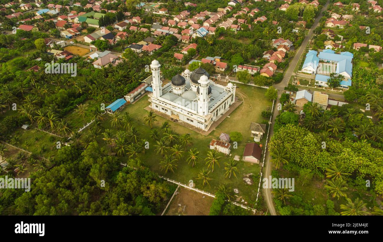Luftaufnahme der Rahmatullah Lampuuk Moschee, Aceh, Indonesien. Stockfoto