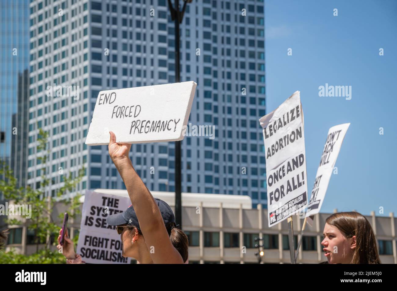 Proteste, die Abtreibungsbefürworter bei der Demonstration als Reaktion auf das Urteil des Obersten Gerichtshofs zur Umgehung von Roe v. Wade im Massachusetts State House hielten Stockfoto