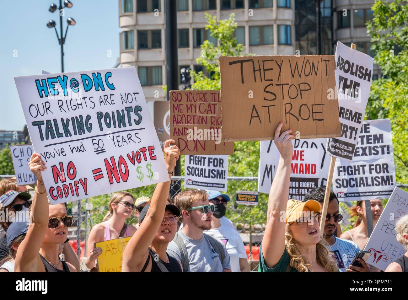 Proteste, die Abtreibungsbefürworter bei der Demonstration als Reaktion auf das Urteil des Obersten Gerichtshofs zur Umgehung von Roe v. Wade im Massachusetts State House hielten Stockfoto