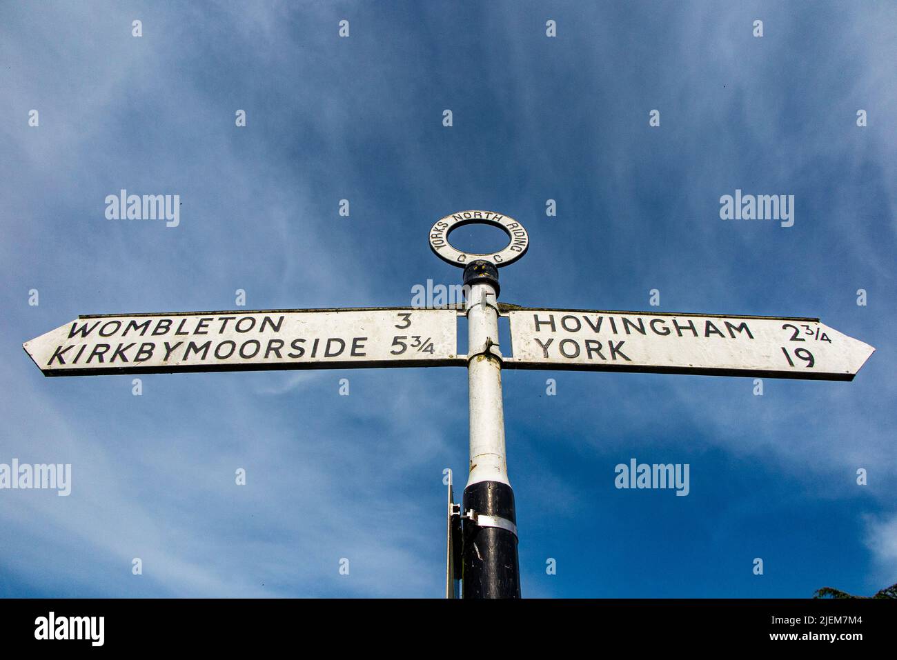 Ein Schild in North Yorkshire mit einer Wegbeschreibung zur Stadt York Stockfoto