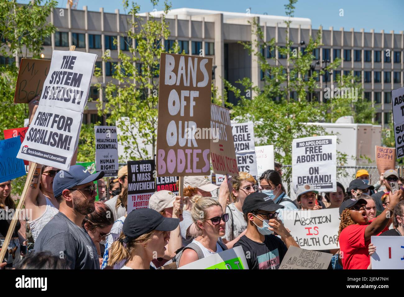 Proteste, die Abtreibungsbefürworter bei der Demonstration als Reaktion auf das Urteil des Obersten Gerichtshofs zur Umgehung von Roe v. Wade im Massachusetts State House hielten Stockfoto