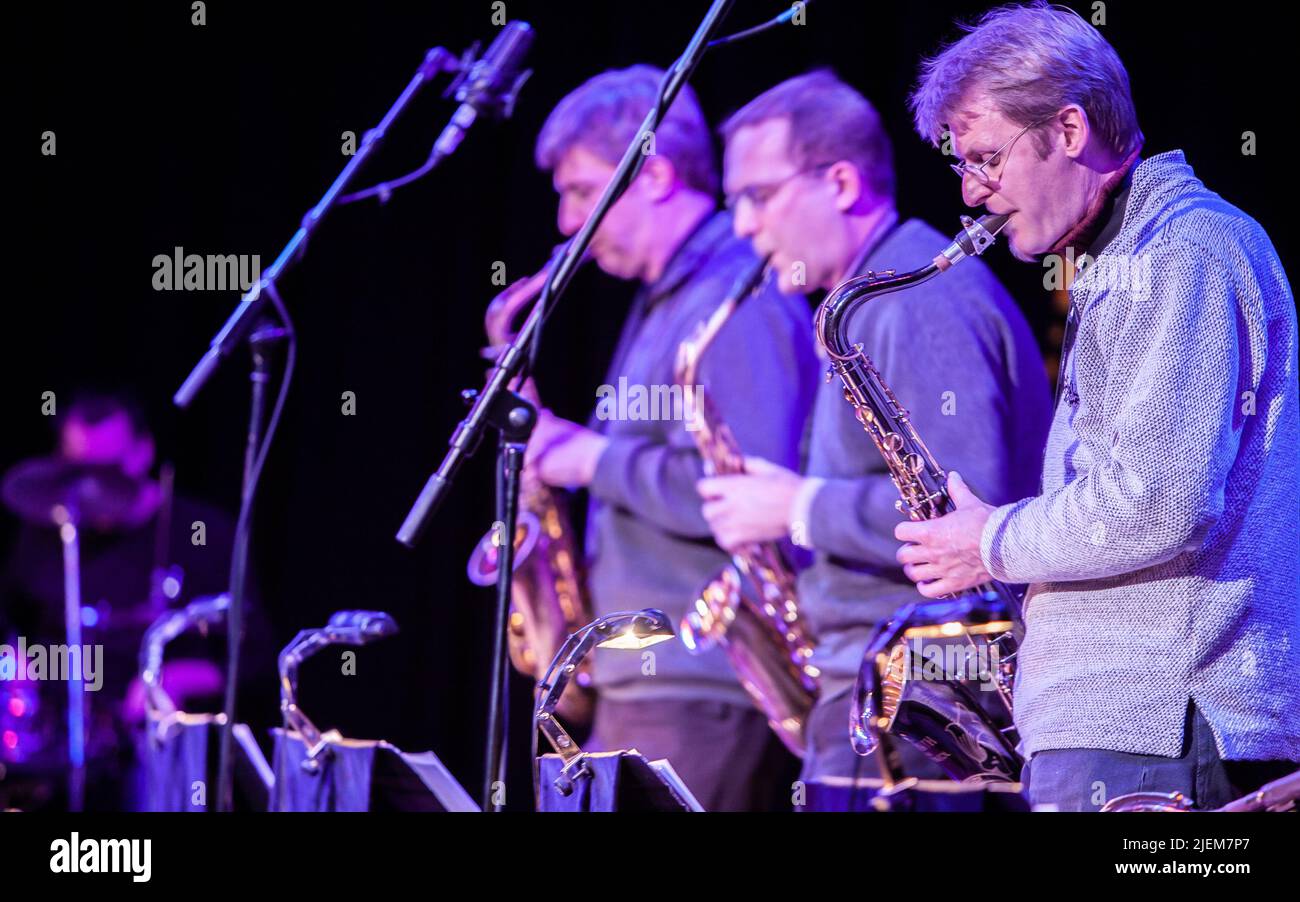 Big Band: Die Saxophon-Sektion. Ein Blick auf die Saxophonisten aus einer Reihe von Bildern von Musikern in einer Swing Jazz Band. Stockfoto