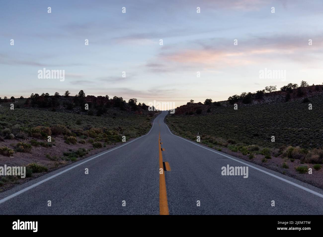 Landschaftlich reizvolle Autobahn in der Berglandschaft. Himmel Bei Sonnenuntergang. State Route 120 Stockfoto