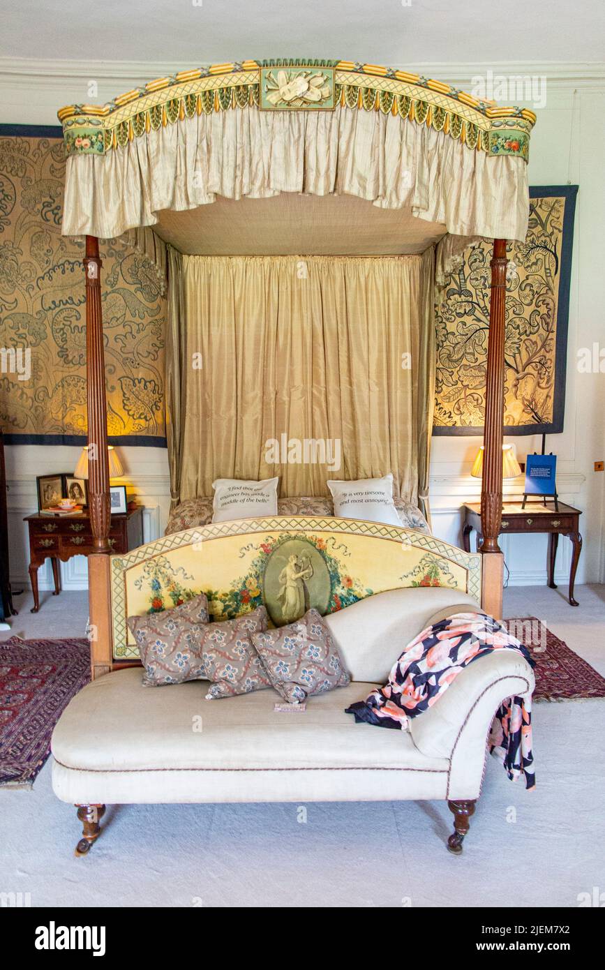 Ein Himmelbett - Innenansicht der Nunnington Hall in Yorkshire, einem stattlichen Haus im Besitz des National Trust Stockfoto