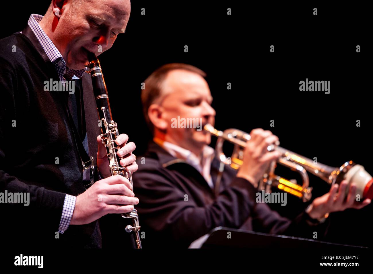 Big Band: Klarinette und Trompetenduett. Aus einer Reihe von Bildern von Musikern in einer Swing Jazz Band. Stockfoto