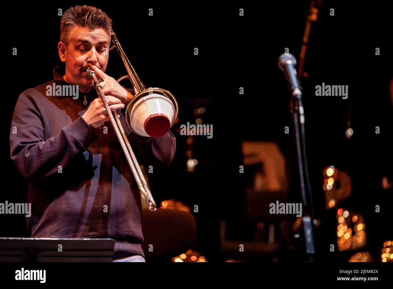 Big Band: Gedämpfte Posaune solo. Aus einer Reihe von Bildern von Musikern in einer Swing Jazz Band. Stockfoto