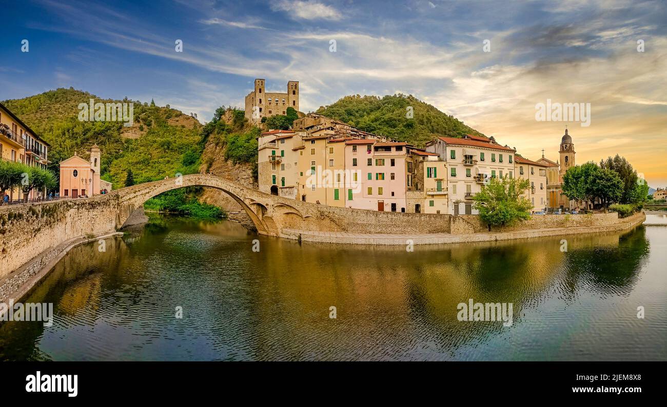 Panoramablick auf das mittelalterliche Dorf Dolceacqua an der Ligurischen Riviera, Burg Doria, alte Monet-Brücke, Italien, Ligurien, Provinz Imperia Stockfoto