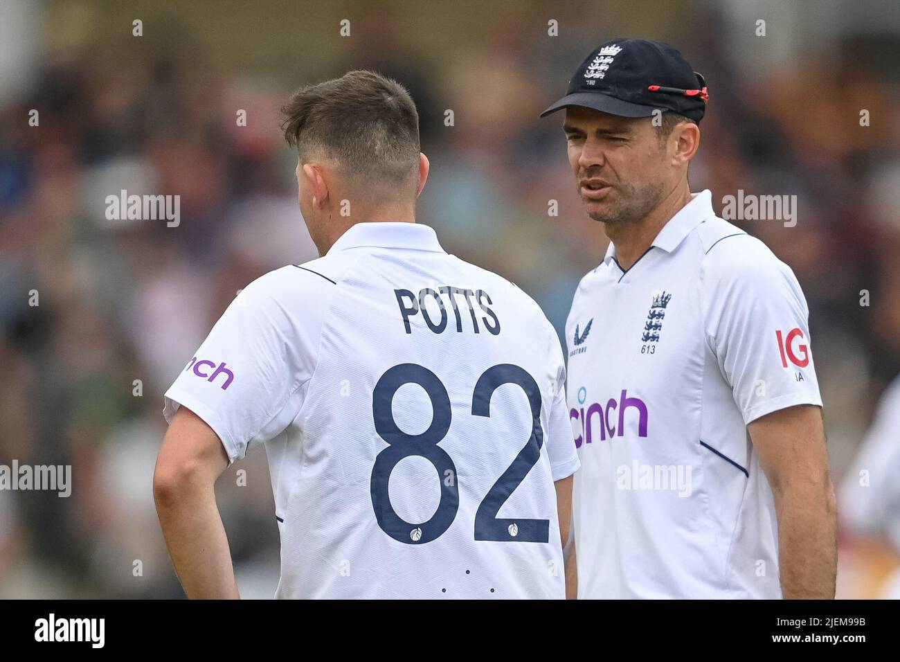James Anderson aus England (R) spricht mit Matthew Potts aus England Stockfoto