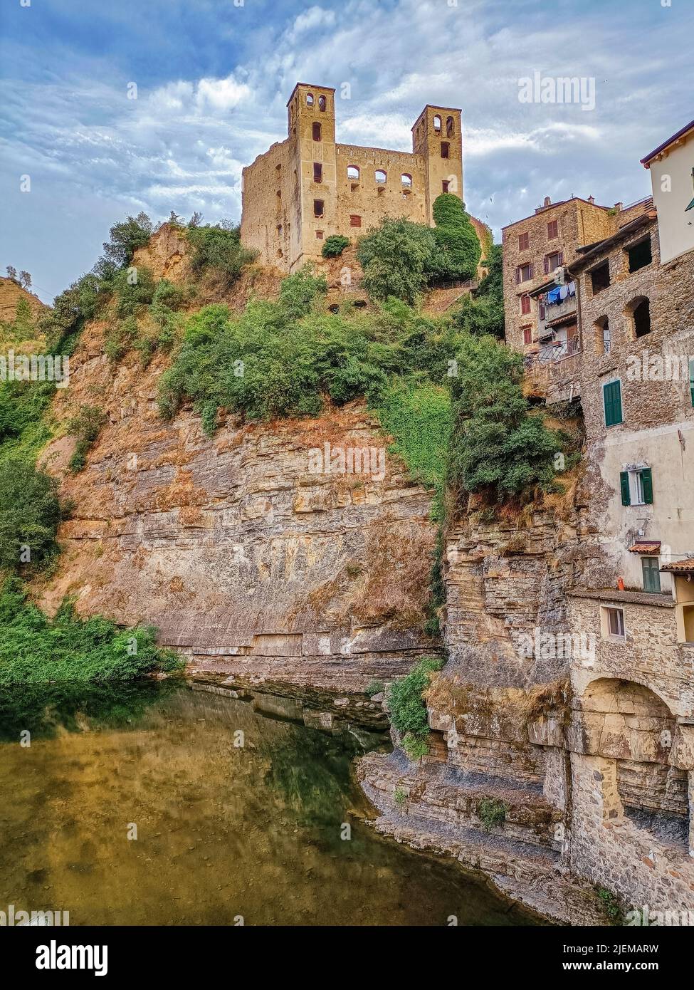 Panoramablick auf das mittelalterliche Dorf Dolceacqua an der Ligurischen Riviera, Burg Doria, alte Monet-Brücke, Italien, Ligurien, Provinz Imperia Stockfoto