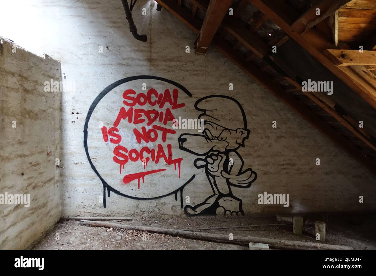 „Soziale Medien sind nicht sozial“. Ein Graffiti des Berliner Straßenkünstlers Tobo. Stockfoto