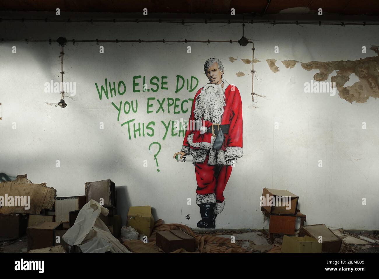 „Mit wem haben Sie in diesem Jahr noch gerechnet?“ Billy Bob Thornton im Film 'Bad Santa'. Gemalt als Schablone vom englisch-deutschen Straßenkünstler JPS. Stockfoto