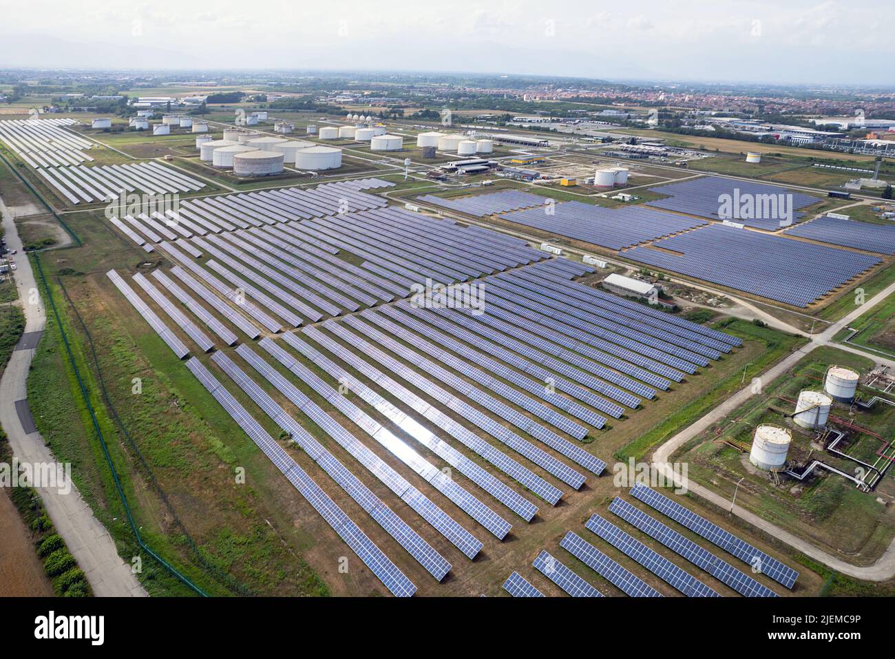 Kraftstoffspeicher und Solarpark von oben. Gas- und Dieselreserve für den Noteinsatz in der Europäischen Union. Volpiano, Italien - Juni 2022 Stockfoto