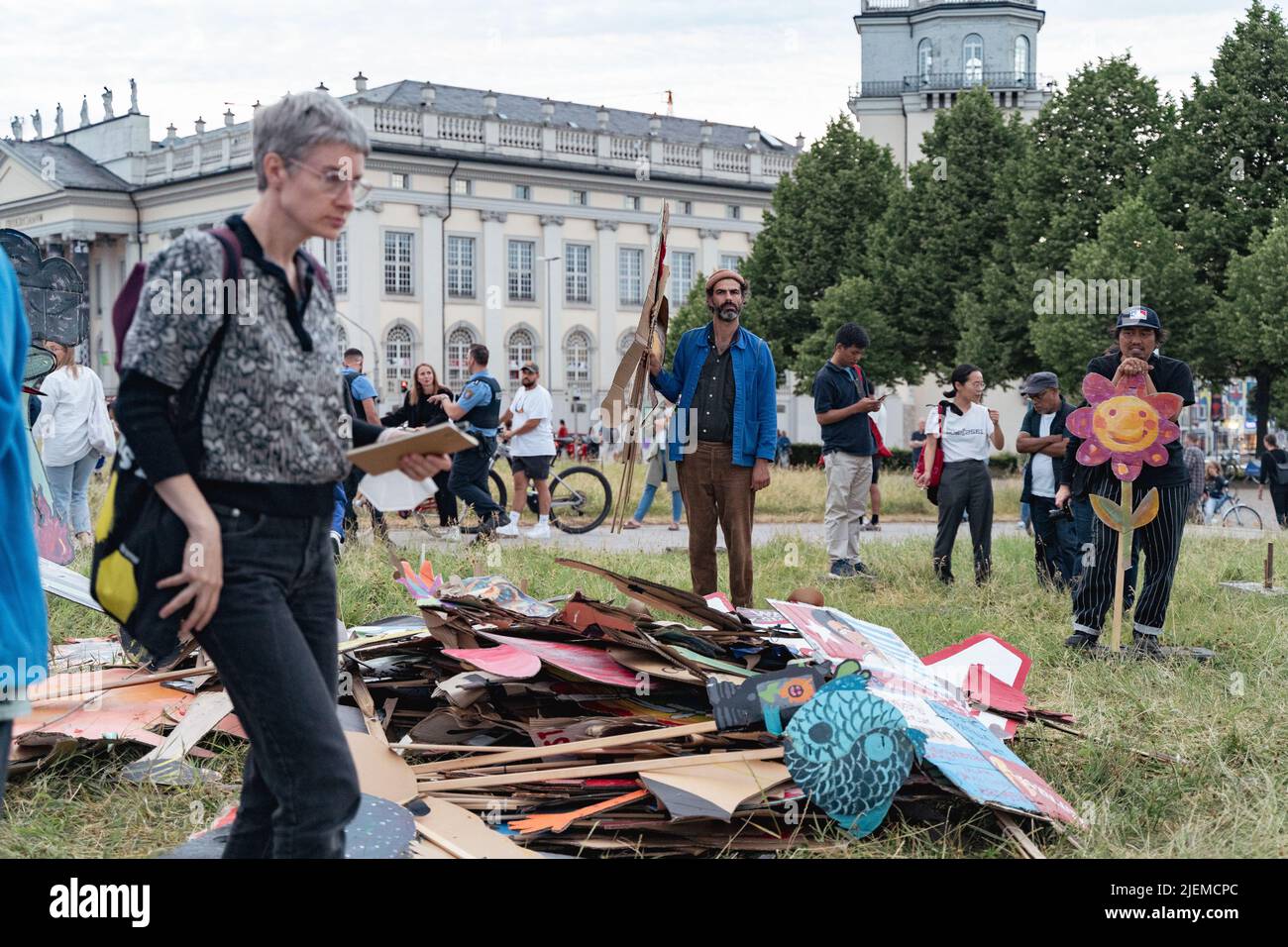 Documenta 15 - die Entfernung des Kunstwerks durch Taring padi aus dem Künstlerkollektiv ruan grupa auf der documenta 15 Kunstausstellung. Stockfoto