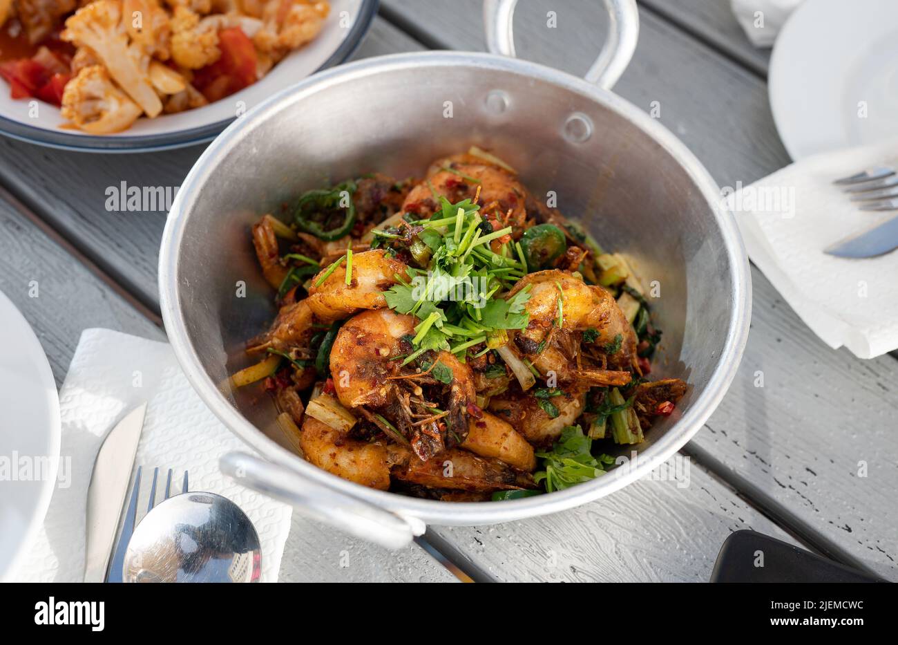 Würziger Garnelentopf mit verschiedenen Paprika und szechuan-Sauce Tischansicht von oben. Chinesisches asiatisches Essen Stockfoto