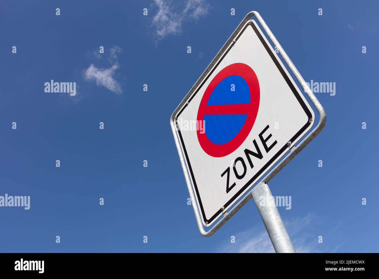 Deutsches Straßenschild: Start ohne Parkzone Stockfoto