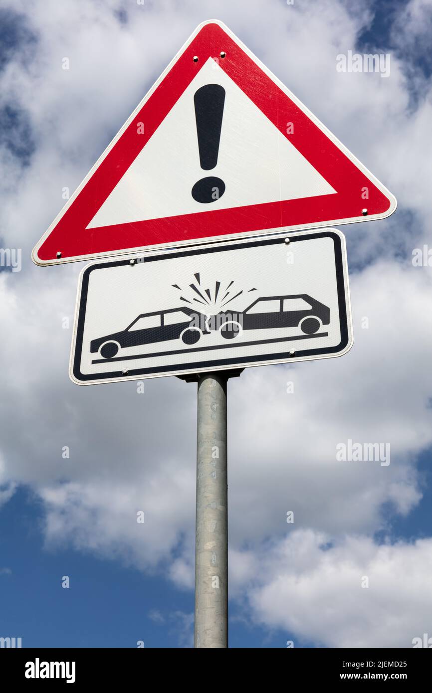 Deutsches Straßenschild: Gefahr, Unfallgefahr Stockfoto