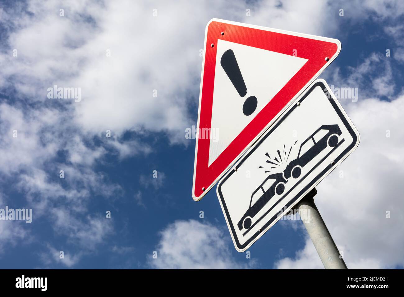 Deutsches Straßenschild: Gefahr, Unfallgefahr Stockfoto