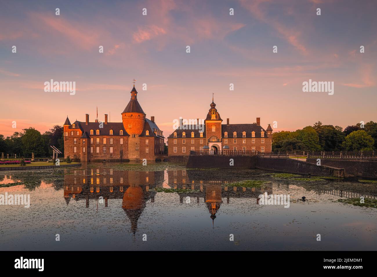 In Deutschland, in der Nähe der niederländischen Grenze, befindet sich das Wasserschloss Anholt, eines der wenigen privaten Schlösser Nordrhein-Westfalens. Es erscheint zuerst Stockfoto
