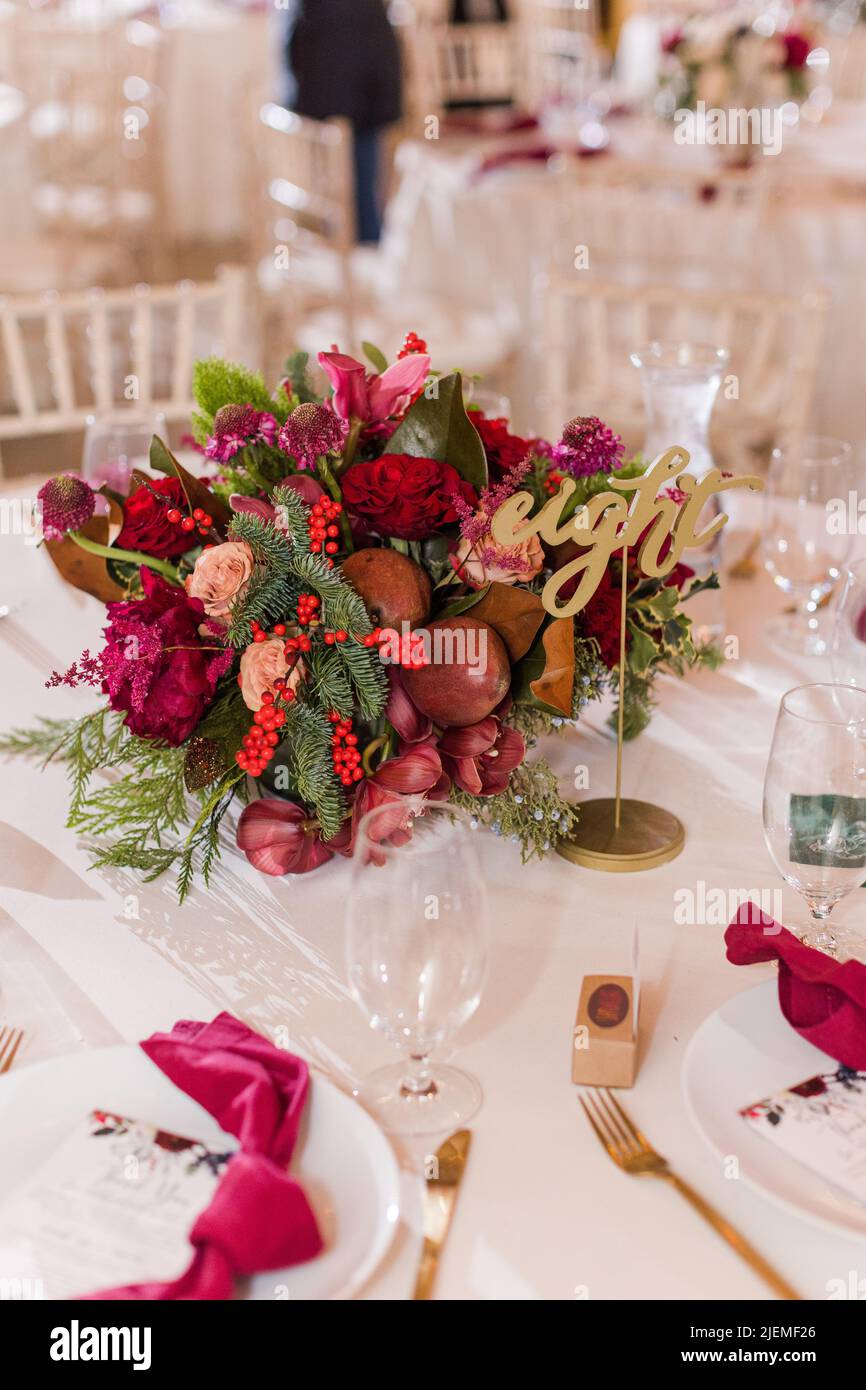 Hochzeit Tischtuch mit Blumenstrauß Stockfoto