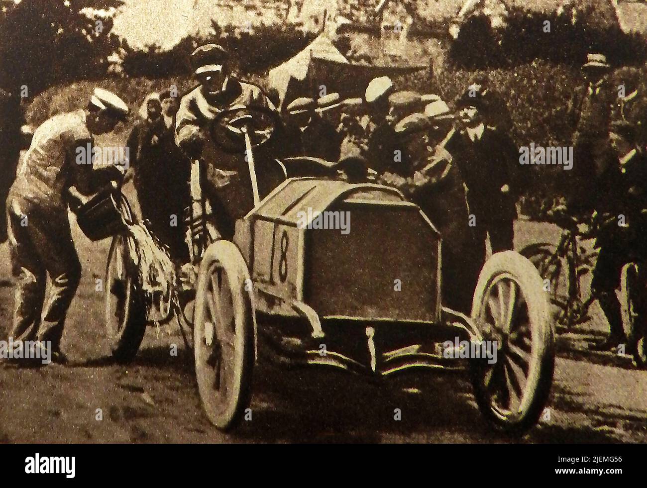 Ein seltenes altes Foto vom Gordon Bennett-Pokalrennen 1903 in Irland - in den "Gruben" kühlen die Teilnehmer ein überhitztes Fahrzeug mit einem Eimer Wasser ab. Es wird gesagt, dass die Briten als Zugeständnis an Irland (weil Rennsport auf britischen öffentlichen Straßen illegal war) Shamrock-Grün als Rennfarbe annahmen. Später wurde es als britisches Renngrün bekannt. Dies war einer von drei Gordon Bennett Cups, die von James Gordon Bennett, Jr., Millionär und Inhaber der New York Herald Zeitung, gegründet wurden. Stockfoto