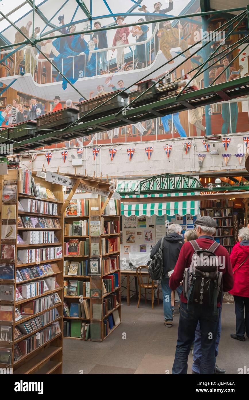 Alnwick Barter Books, Blick in den berühmten Barter Books-Buchladen mit seiner funktionierenden Modelleisenbahn, Alnwick, Northumberland, England, Großbritannien Stockfoto