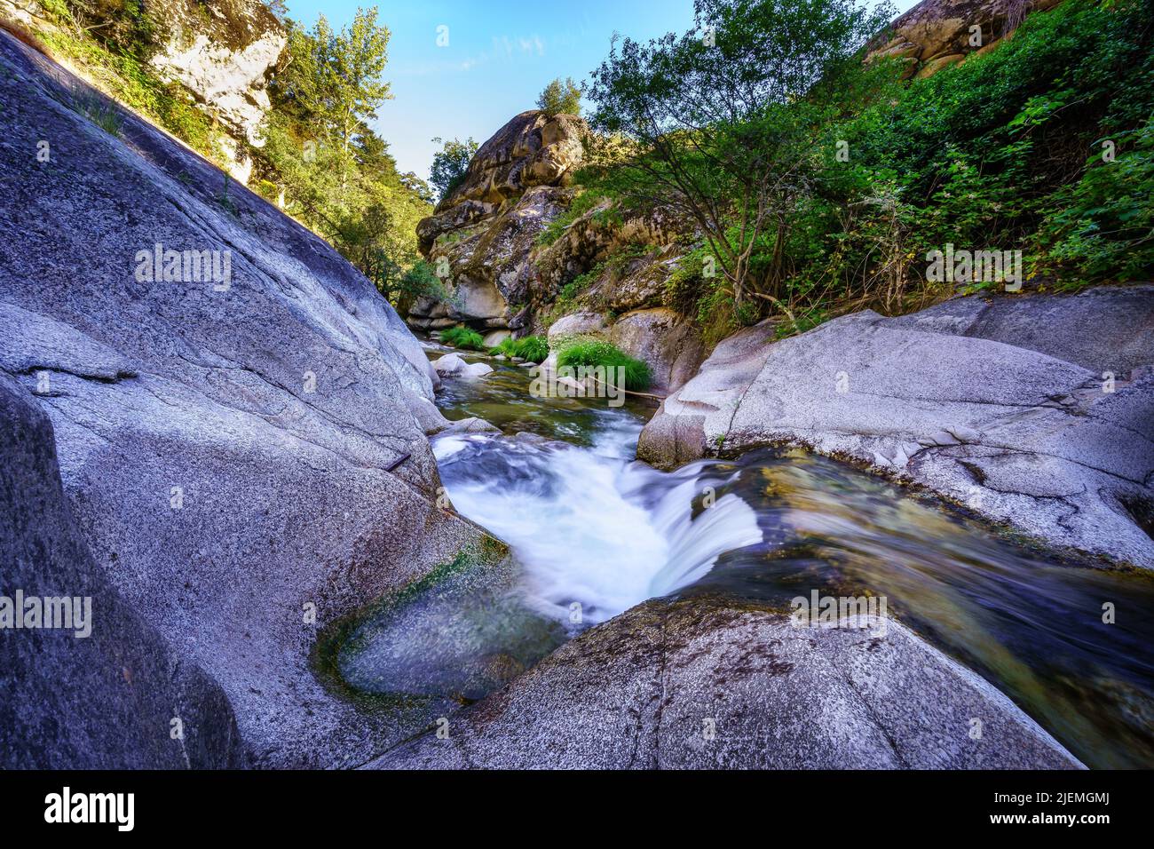 Wasserstrom zwischen großen erodierten Felsen. Navacerrada. Stockfoto