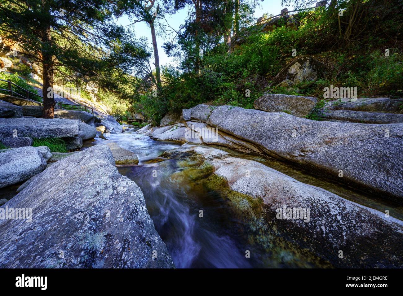 Große Granitfelsen mit Flusswasser zwischen ihnen. Navacerrada. Stockfoto