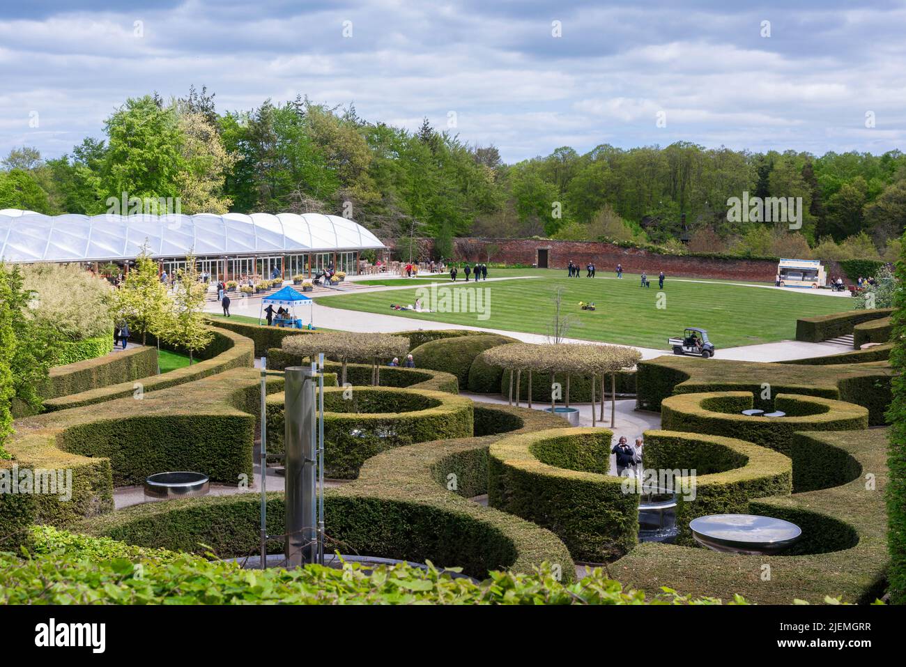 Alnwick Garden, Blick im späten Frühjahr auf den Serpent Garden, eine interaktive Stätte in Alnwick Garden, einer beliebten Attraktion in Northumberland, Großbritannien Stockfoto