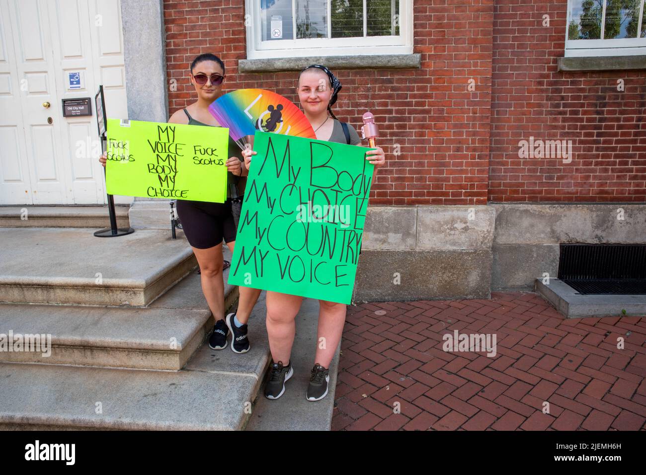Zwei junge Frauen halten feministische Regenbogen-Schilder bei einer Pro-Choice-Kundgebung Stockfoto
