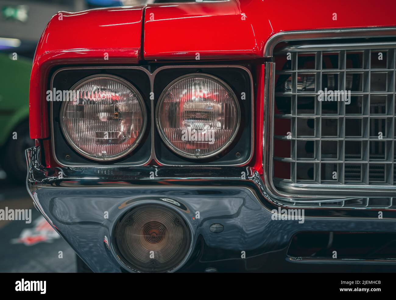 Scheinwerferlampe Oldtimer, Nahaufnahme eines runden Scheinwerfers Stockfoto