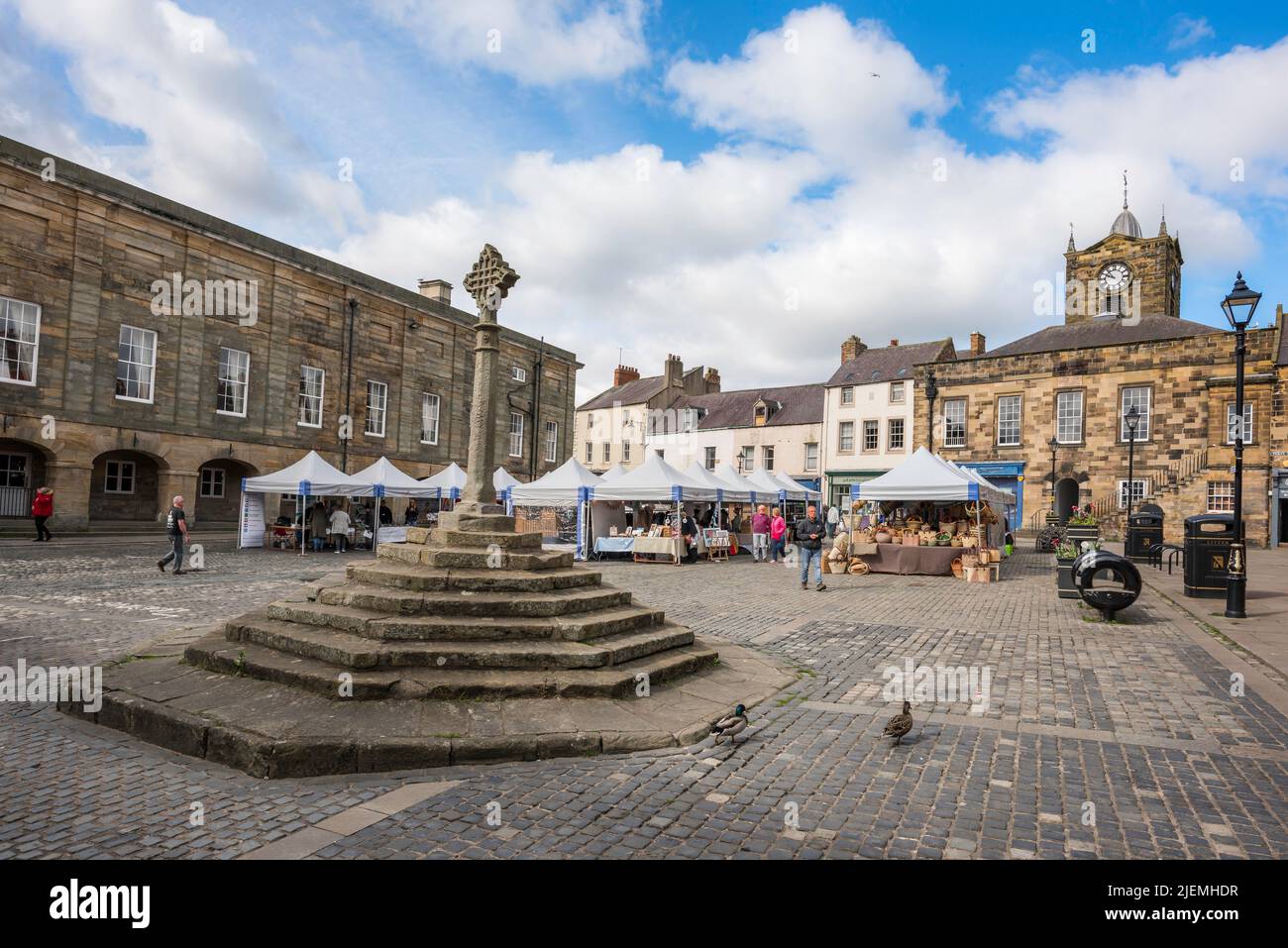 Alnwick Northumberland, Blick im Sommer auf den Market Place im Zentrum des historischen Alnwick, einer beliebten Marktstadt in Northumbria, England, Großbritannien Stockfoto