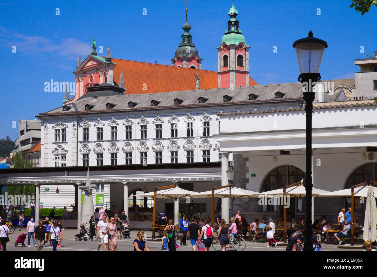 Slowenien, Ljubljana, Straßenszene, Menschen, Nikolaikirche, Stockfoto