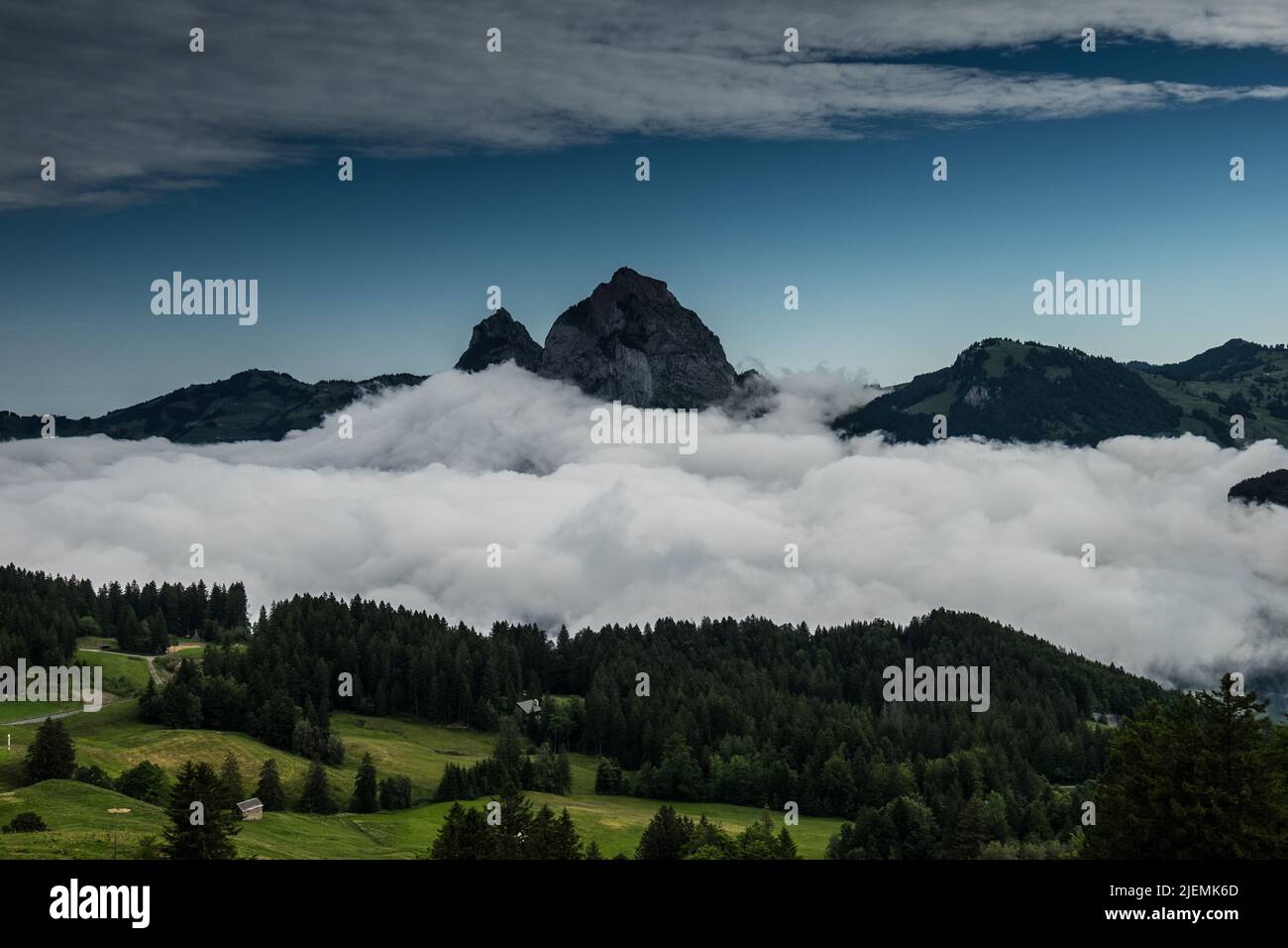 Landschaftsaufnahme der Schweizer Alpen, aufgenommen vom Fronalpstock bei Stoos, Schwyz, Schweiz Stockfoto