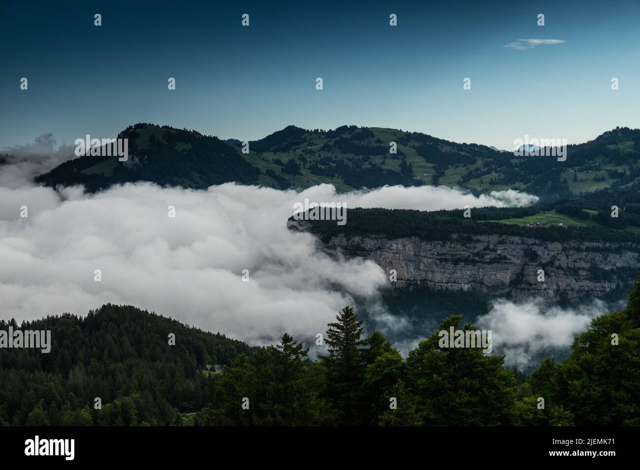 Landschaftsaufnahme der Schweizer Alpen, aufgenommen vom Fronalpstock bei Stoos, Schwyz, Schweiz Stockfoto
